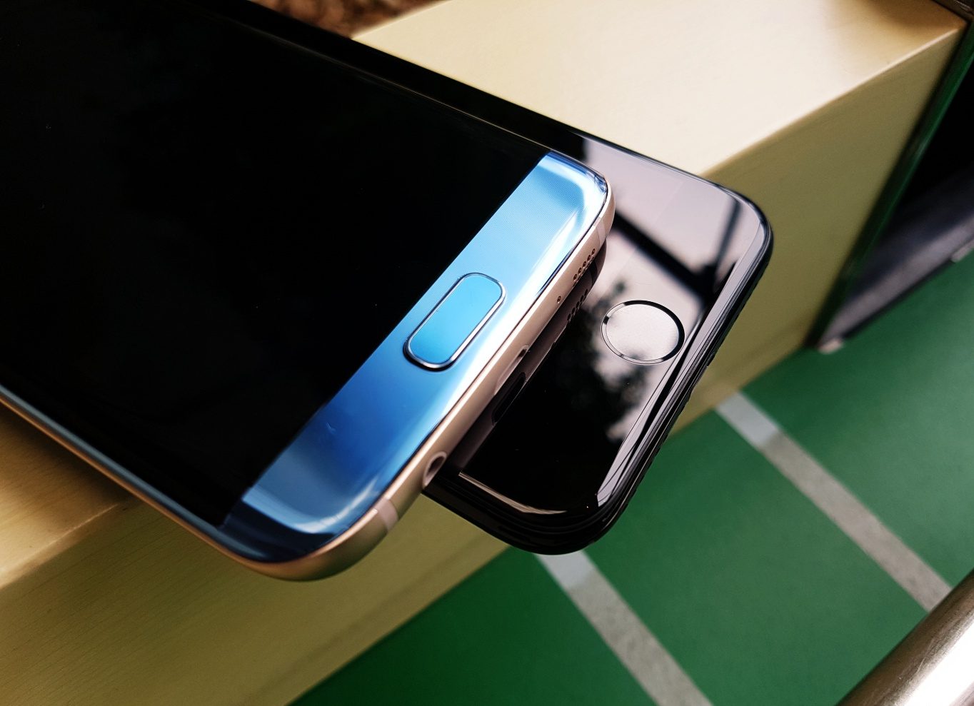 Galaxy S7 Edge Blue Coral và iPhone 7 Jet Black