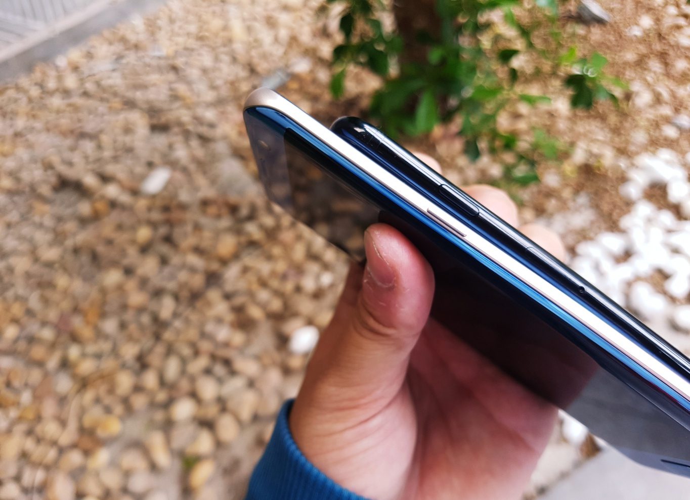 Galaxy S7 Edge Blue Coral và iPhone 7 Jet Black